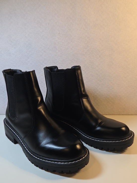 ICHiGO Shoes - Black Leather Lug-Sole Chelsea Booties